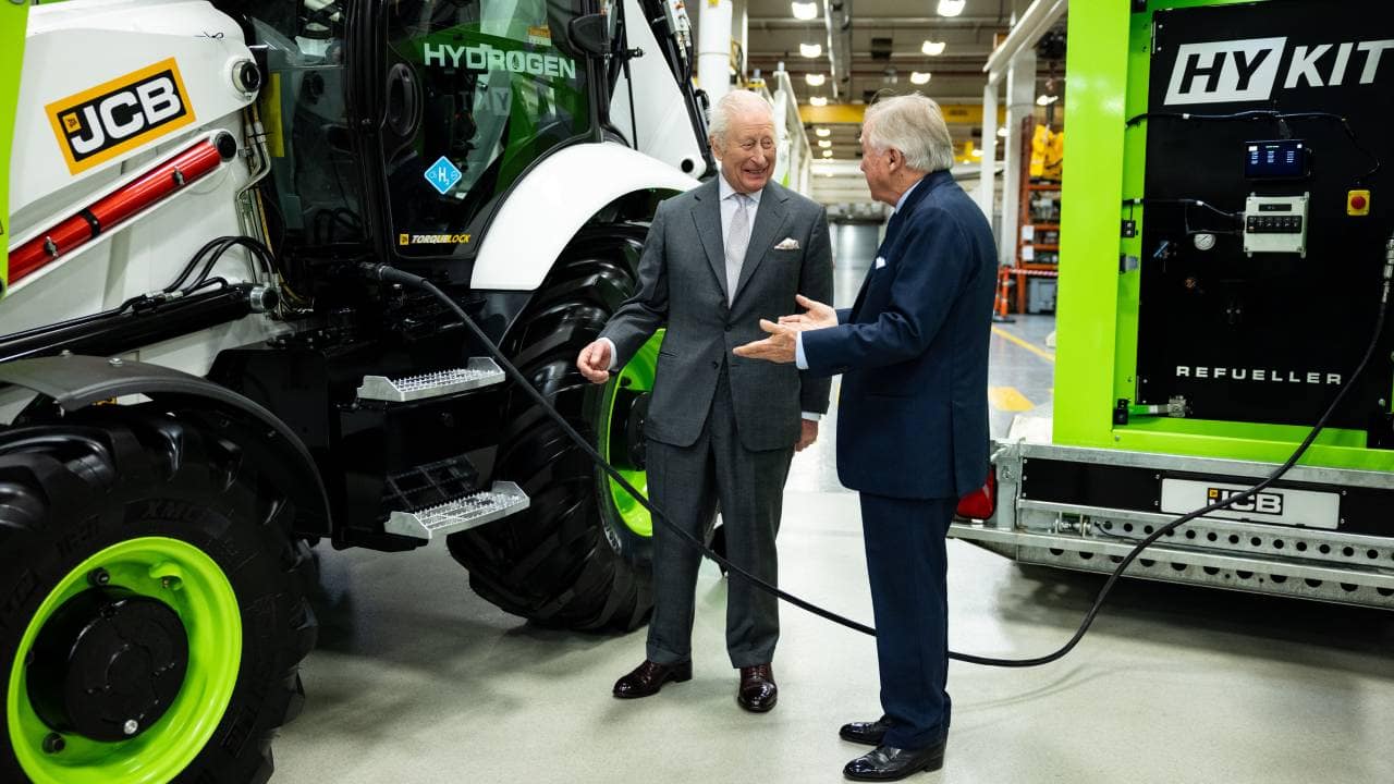 𝗞𝗶𝗻𝗴 𝗖𝗵𝗮𝗿𝗹𝗲𝘀 𝗩𝗶𝘀𝗶𝘁𝘀 𝗝𝗖𝗕 – 𝗔𝗻𝗱 𝗦𝗽𝗮𝗿𝗸𝘀 𝗮𝗻 𝗨𝗻𝗲𝘅𝗽𝗲𝗰𝘁𝗲𝗱 𝗗𝗲𝗯𝗮𝘁𝗲 𝗼𝗻 𝗛𝘆𝗱𝗿𝗼𝗴𝗲𝗻 4 King Charles with a hydrogen JCB